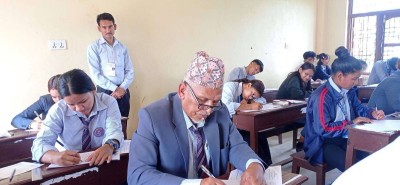  कक्षा १२ को परीक्षा दिँदै ६८ वर्षीय लालबहादुर, स्नातकमा कानुन विषय लिएर पढ्ने इच्छा 