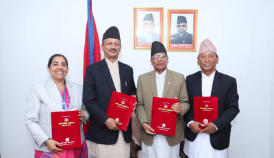  प्रदेश प्रमुखसमक्ष लोक सेवा आयोगको प्रतिवेदन पेस 