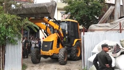  पशुपति क्षेत्रमा अनाधिकृत रुपमा बनाइएका संरचनामाथि डोजर चल्यो 