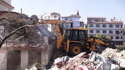  देवीनगरमा सार्वजनिक जग्गामा बनेका संरचना महानगरले भत्कायो 