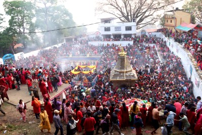  मातातीर्थमा भक्तजन (फोटो) 