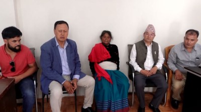  कांग्रेस नेता बस्नेतद्वारा गणेश नेपालीको परिवारलाई एक लाख सहयोग 
