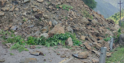 मुग्लिनको खहरे खोलामा खसेको पहिरो पन्छाइँदै, दुईतर्फी सडक खुल्न केहीबेर लाग्ने 