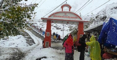  मुक्तिनाथ मन्दिर परिसरको  हिउँ पन्छ्याइयो 