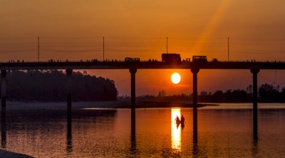  नारायणी नदीको पुलबाट हामफालेर दुई बेपत्ता 
