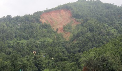  नुवाकोटको केउरिनीमा पहिरोः १० घरपरिवार विस्थापित, बस्ती जोखिममा 