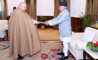  राजदूतहरुद्वारा राष्ट्रपतिसमक्ष ओहोदाको प्रमाणपत्र पेस 