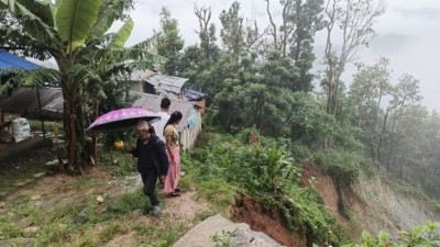  जोखिममा कोरुङ्गा गाउँ,भिरबाट पहिरो झर्ने क्रम रोकिएन 