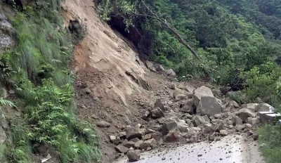  कोसी राजमार्गको हुङ्गुङ खण्डमा ठुलो पहिरो, तीन दिनदेखि आवागमन पूर्ण रूपमा ठप्प 