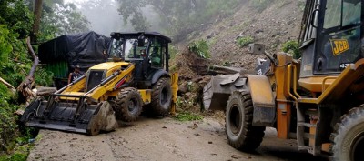  दाउन्नेमा पहिरो खस्दा बुटवल-नारायणगढ सडक अवरुद्ध 
