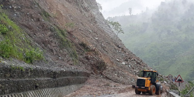  नारायणगढ मुग्लिन सडकको नाम्सी पुलमा पहिरो, यातायात सेवा प्रभावित 