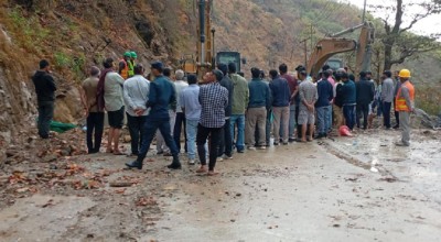  पहिरोले सिद्धार्थ राजमार्ग अवरुद्ध 