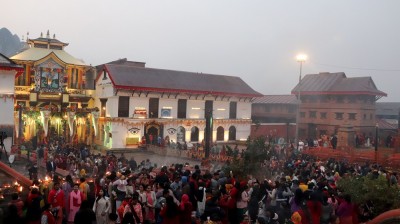  पशुपतिमा दर्शनका लागि यसरी गरिएकाे छ लाइनको व्यवस्था 