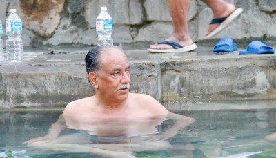  तातोपानी कुण्डमा प्रचण्डको डुबुल्की 