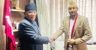  प्रचण्ड र सञ्चारमन्त्री खरेलबीच भेट 