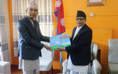  गण्डकी प्रदेश प्रमुख भट्ट समक्ष अख्तियारको वार्षिक प्रतिवेदन पेस 