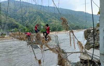  क्षतिग्रस्त झोलुङ्गे पुलमा जोखिमपूर्ण यात्रा गर्दै रामेछापबासी  