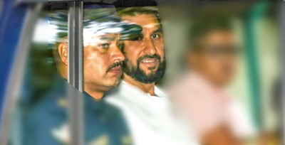  रवि लामिछाने प्रहरी भ्यान भित्रैबाट समर्थक र कार्यकर्तालाई हात हल्लाउँदै नख्खु कारागार छिरे 