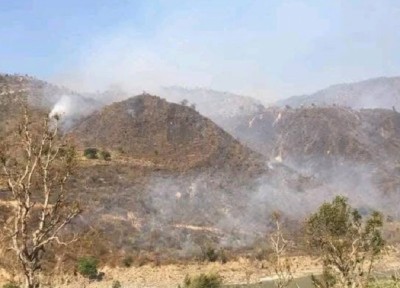  वनमा लागेको डढेलो बस्तीमा पस्दा रामेछापमा ६ वटा घरगोठ जले 