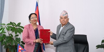  राष्ट्रपति पौडेलसमक्ष मधेसी र राष्ट्रिय महिला आयोगको वार्षिक प्रतिवेदन पेस 