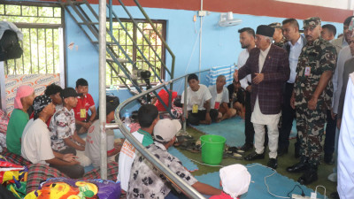  राष्ट्रपति पौडेल बाढीग्रस्त क्षेत्र विदुर पुगे, पीडितसँग गरे कुराकानी 