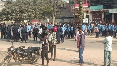  शिक्षकको सरुवा गरेको भन्दै विद्यार्थीहरुले गरे तोडफोड 