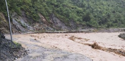   रोशी खोलामा पानीको बहाब उच्च : बीपी राजमार्गमा सवारी आवागमन बन्द 
