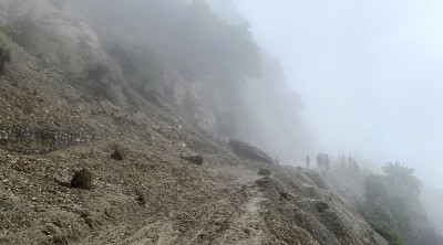  पहिरोले मध्यपहाडी लोकमार्ग अवरुद्ध 