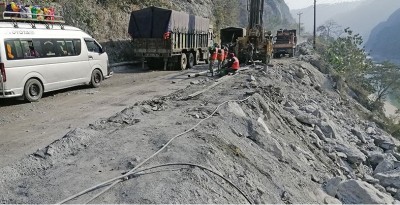  बजेट अभावमा नारायणगढ–मुग्लिन सडकको भासिएको भाग बनेन 