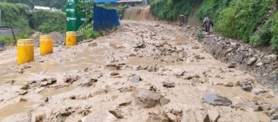  सडकमा पहिरो र लेदो थुप्रिएपछि मध्यपहाडी लोकमार्गको सिन्धुली खण्ड अवरुद्ध 