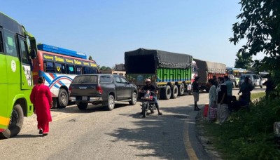  बस दुर्घटनाका घाइतेको उपचारको माग गर्दै बर्दिबासमा सडक अवरुद्ध 