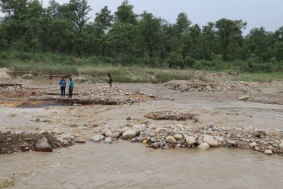  पहिरो र बाढीका कारण अरनिको राजमार्ग अवरुद्ध, नवलपरासीको दुम्किबासमा बर्षाले डाईभर्सन बगायो 