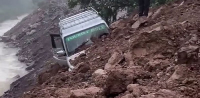  बागलुङमा पर्यटक बोकेको स्कर्पियो पहिरोमा पुरियो, मानवीय क्षति भएन 