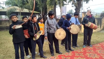  देवचुलीका विद्यार्थी फुर्सदमा पञ्चेबाजा बाजा बजाएर आम्दानी गर्दै 
