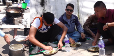  ग्यासको अभावमा विद्यार्थीहरुले सडकमै दाउराबाट खाना पकाए 