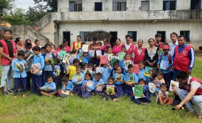  फालिएका पानीका बोतल बेचेर विद्यार्थीलाई शैक्षिक सामग्री वितरण 