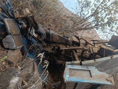  धादिङ ट्याङ्कर दुर्घटनाका मृतकको सनाखत, घाइतेलाई उपचारका लागि काठमाडौँ ल्याइयो 