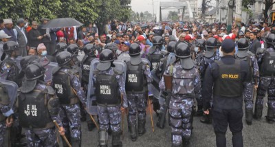  तीनवटै लेन कब्जा गरेपछि शिक्षक र प्रहरीबीच ठेलाठेल 
