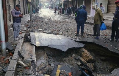  थापाथलीमा मेलम्चीको पाइप फुट्यो, बाढीले भ्वाङ पारेपछि सडक अवरुद्ध 