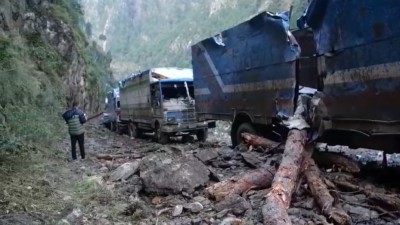 टिमुरेमा ढुंगा र रुख खसेपछि सवारी साधनमा क्षति(भिडियो सहित) 