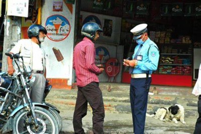  ट्राफिक प्रहरीले जरिवानाका लागि कागजी चिट नकाट्ने 