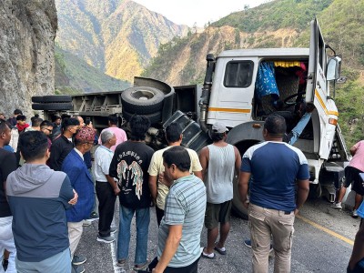  ट्रक पल्टिएर अवरुद्ध बनेको नारायणघाट-मुग्लिन सडकमा साना सवारी साधन चल्न थाले 