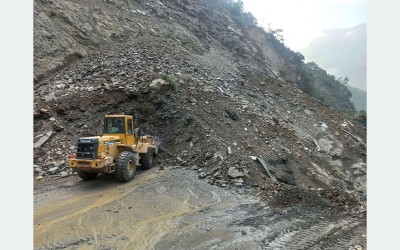  वर्षाका कारण पहिरो खस्दा विभिन्न राजमार्ग अवरुद्ध 