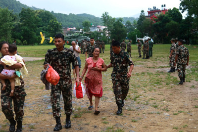  नेपाली सेना र निजी क्षेत्रका हेलिकप्टरद्वारा ११४ जना बाढी प्रभावितको उद्धार[तस्वीरसहित] 