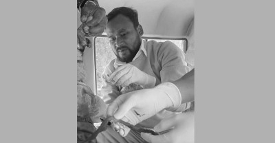  गुडिरहेको एम्बुलेन्सभित्रै चिकित्सकले उपचार गरेपछि... 