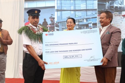  राजावादीलाई कुटेर भगाउने भाटभटेनीका गार्ड पराजुलीलाई ५ लाख नगदसहित सम्मान 