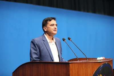  प्रचण्डप्रति योगेश भट्टराईको छेडखानी : सरकारले एउटा कर्मचारी हटाउँदा मुटुमै गोली लागेजस्तो किन भयो ? 