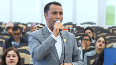  सरकारलाई सांसद दुलालको प्रश्न : मध्यरातमा के खान्छन् र असंवैधानिक काम हुन्छ? 