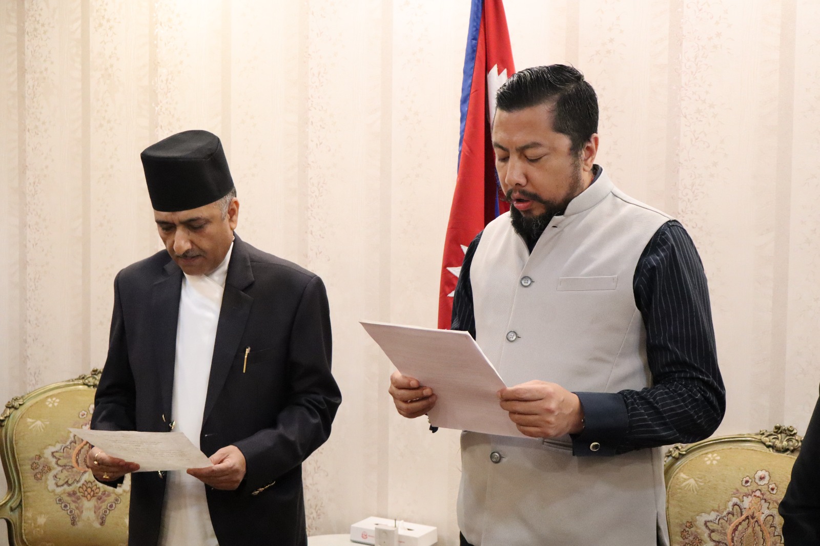 ऊर्जामन्त्रीसमक्ष विद्युत् नियमन आयोगका नवनियुक्त पदाधिकारीको शपथ