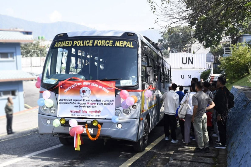 दसैंका बेला तीन हजार ५८५ यात्रुलाई प्रहरी र सशस्त्रको निःशुल्क बस सेवा